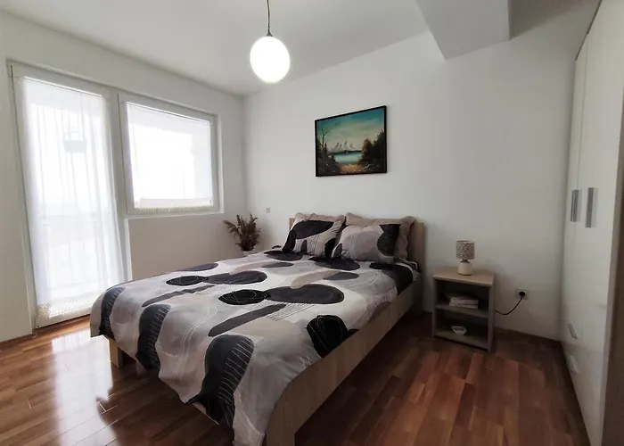 Charming & Spacious 2 Bedroom Apartment With A Gorgeous 8Th-Floor View